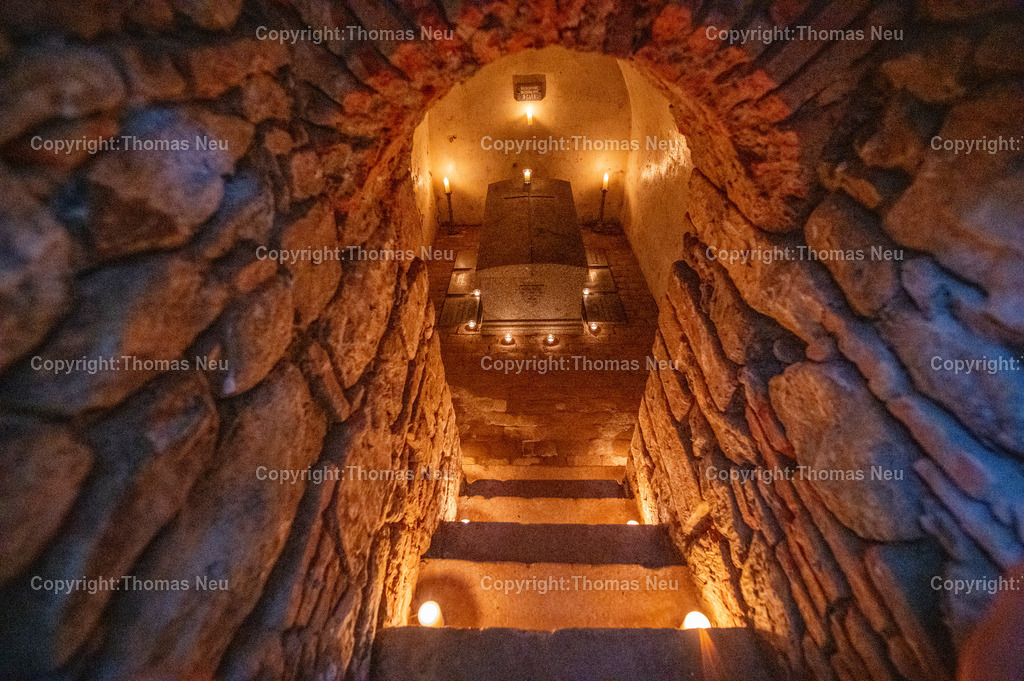 DSC_9644 | bbe, Gronau, Tag des offenen Denkmals: Führung der Stadtteildoku Gronau und der Kirchengemeinde: Vom Kirchhof zum Friedhof, Führung beginnt in der Kirche, eine ganz seltene Möglichkeit bestnad in die Fürstengruft der Kirche herabzusteigen, hier wurden früher die Familienmitglieder der Fürsten von Erbach-Schönberg zu Grabe gelegt,  Bild: Thomas Neu