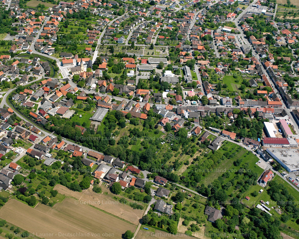 2626136 | FREISTETT 09.06.2006 Stadtansicht vom Stadtrand angrenzend an landwirtschaftliche Feldern  in Freistett im Bundesland Baden-Württemberg, Deutschland // City view from the outskirts with adjacent agricultural fields  in Freistett in the state Baden-Wuerttemberg, Germany Foto: Gerhard Launer