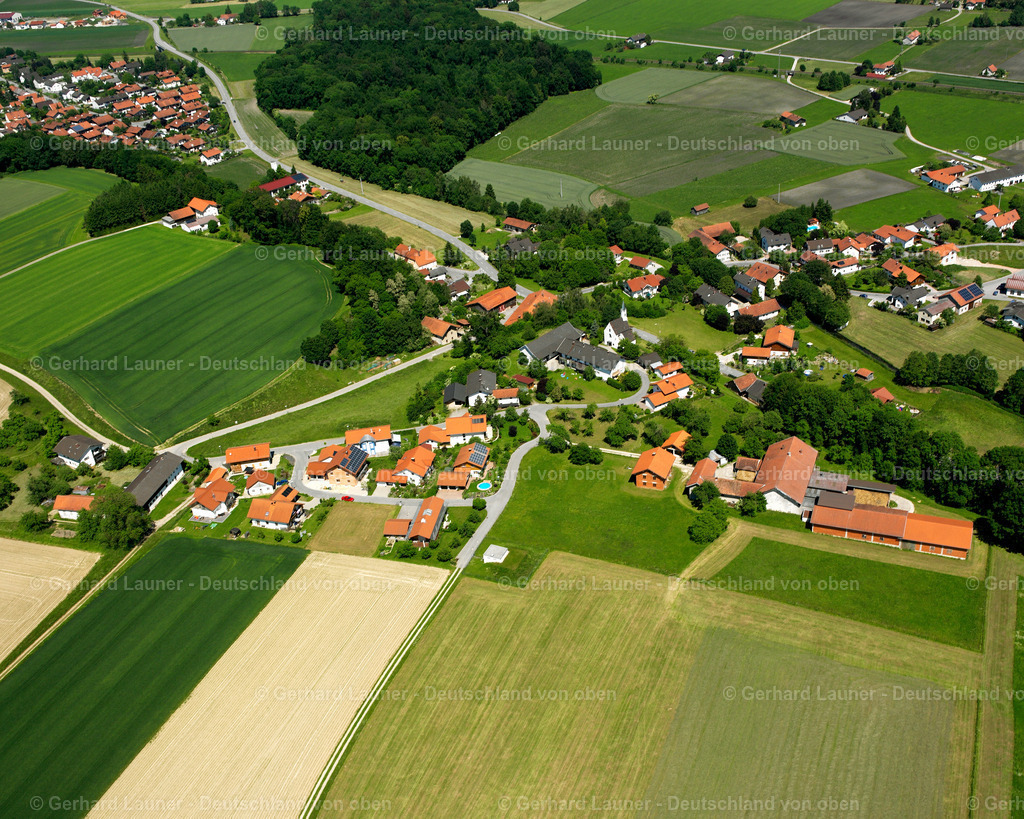 2600800 | MöRMOOSEN 09.06.2006 Landwirtschaftliche Nutzflächen und Feldgrenzen  umsäumen das Siedlungsgebiet des Dorfes in Mörmoosen im Bundesland Bayern, Deutschland // Agricultural land and field boundaries surround the settlement area of the village  in Mörmoosen in the state Bavaria, Germany Foto: Gerhard Launer