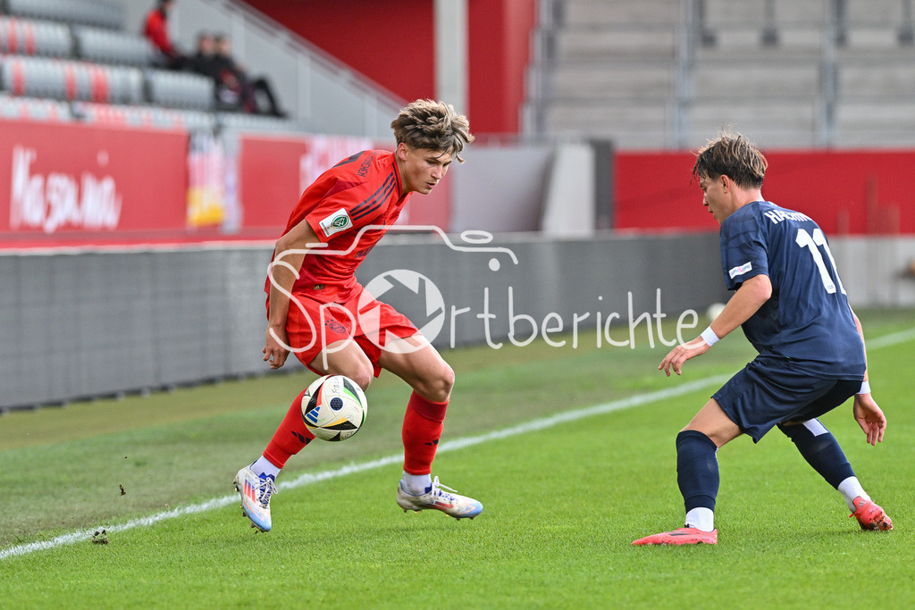 FC Bayern München U19 - SpVgg Unterhaching U19 | Im Duell Magnus DALPIAZ (FC Bayern MÜnchen U19 #2) und Samuel WEISS (Spvgg Unterhaching #11) / Zweikampf