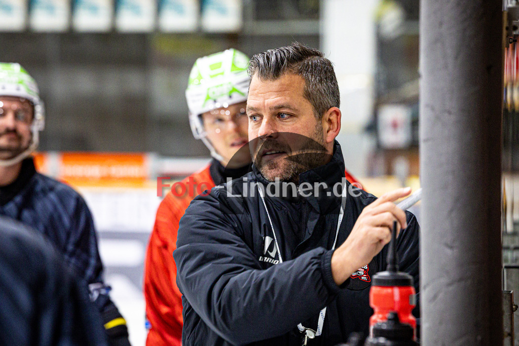News von den Peißenberg MINERS | Eishockey Bayernliga 2025/26, News von den Peißenberg MINERS, 20251126,Markus Schröder (MINERS Head Coach) im Training gibt klare Anweisungen,2025-11-26 in Peißenberg (flatbuy Arena Peißenberg), Markus Schröder (MINERS Head Coach)Copyright: WolfgangxLindner www.foto-lindner.de