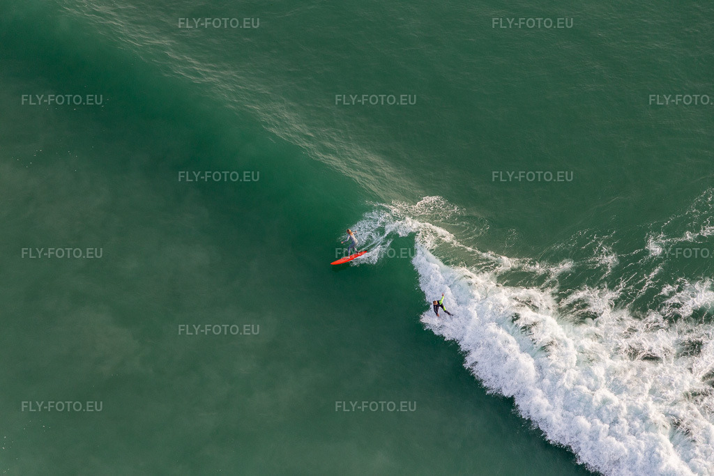 Vue aérienne: Wave surfeurs devant la Plage de Tronoën à Saint-Jean-Trolimon dans le département Finistère, France. Photo: IMG_132564.jpg prise le 17/06/2022 par Werner Riehm/FLY-FOTO.eu – Résolution de l'original: 5472 x 3648 px