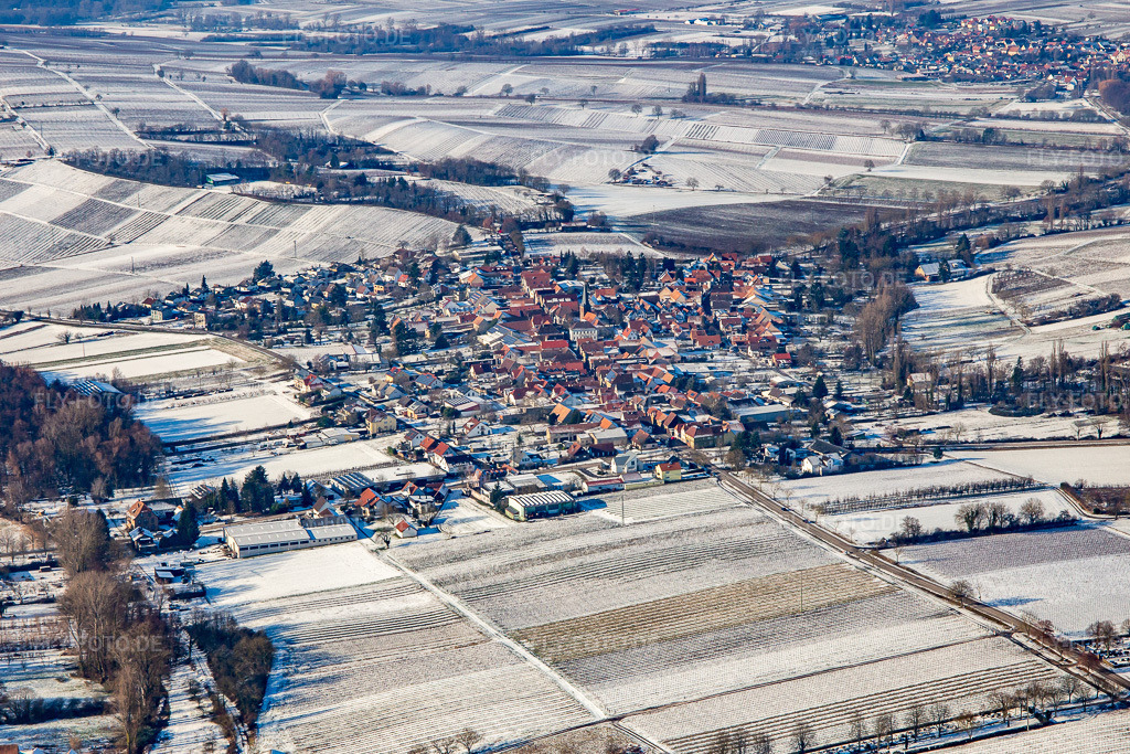 Luftbild: Ortsansicht von Osten bei Winter im Schnee im Ortsteil Heuchelheim in Heuchelheim-Klingen im Bundesland Rheinland-Pfalz in Deutschland. Foto: IMG_139802.jpg vom 20.01.2024 durch Werner Riehm/FLY-FOTO.de