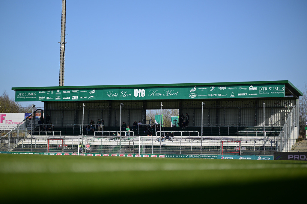 Fußball I Herren I Saison 2024-2025 I Regionalliga Nord I 25. Spieltag I VfB Lübeck - SSV Jeddeloh | Symbol, Symbolfoto, Symbolbild, Sinnbild, Bildsymbol, Darstellung, Signum: Lübecker Lohmühle, Stadion an der Lohmühle, stehplatz, Tribüne, Dach, Vordach,  - Realisiert mit Pictrs.com