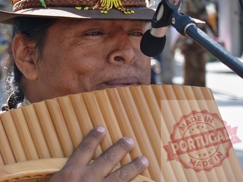 Andean musician playing zampoña next to a microphone | Indigenous musician playing a zampoña, also known as panpipes or pan flute, next to a microphone - Realisiert mit Pictrs.com