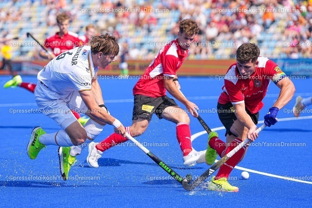 xydrx09082501010 | 09.08.2025, xydrx, Herren EuroHockey Championship 2025, Gruppenphase, Gruppe a, Belgien - Österreich, Sparkassenpark Mönchengladbach: Lucas Balthazar (BEL #6) im Zweikampf gegen Benjamin Koelbl (AUT #27)