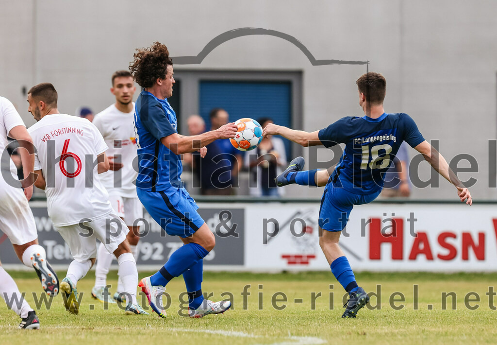 2023-06-30_103_FC_Langengeisling_gegen_VfB_Forstinning | Erding, Deutschland, 30.06.2023:
Fußball, Bezirksliga Oberbayern Ost 2023 / 2024, Testspiel, FC Langengeisling gegen VfB Forstinning, Endergebnis: 3:0

Ante Basic (VfB Forstinning, #6), Fabian Aigner (FC Langengeisling, #19), Paul Bucher (FC Langengeisling, #18)

Foto: Christian Riedel / fotografie-riedel.net