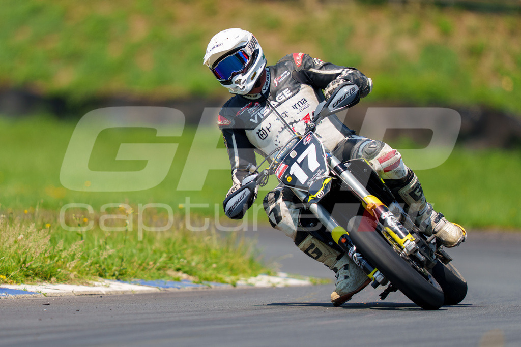 G-Cup + Supermoto Staatsmeisterschaft + Hungarian Supermoto Championship | GRIPcapture steht für authentische Sportfotografie in Österreich – für Momente, die mehr sind als Geschwindigkeit oder Ergebnis. Es geht um Emotion, Spannung, Fokus und den Augenblick, der oft nur einen Wimpernschlag dauert.Ob Motorsport, Teamsport oder 
