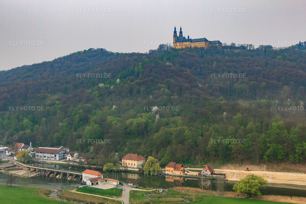 Luftbild: Kloster Banz mit Klosterkirche St. Dionysius und St. Petrus auf einem Berg über dem Main im Ortsteil Unnersdorf in Bad Staffelstein im Bundesland Bayern in Deutschland.Foto: IMG_64126.jpg vom 05.04.2014 durch Werner Riehm/FLY-FOTO.deAuflösung des Originals: 4233 x 2822 pxBildungszentrum Kloster Banz - Hanns-Seidel-StiftungPfarrei Altenbanz und Pfarrei Banz