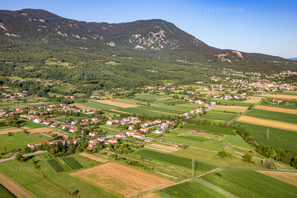 Aerial view: Sempas in the district Schönpaß in Nova Gorica in the state Slovenia, Slovenia. – Photo: IMG_137445.jpg taken on 07/14/2023 by Werner Riehm/FLY-FOTO.com – Resolution of the original: 5472 x 3648 px