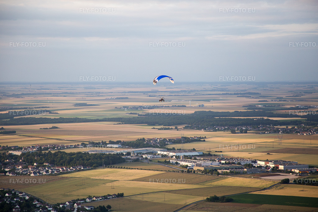 Vue aérienne: Vue de la ville à Saint-Sulpice-de-Pommeray dans le département Loir et Cher, France. Photo: IMG_082505.jpg prise le 20/06/2015 par Werner Riehm/FLY-FOTO.eu – Résolution de l'original: 5472 x 3648 px