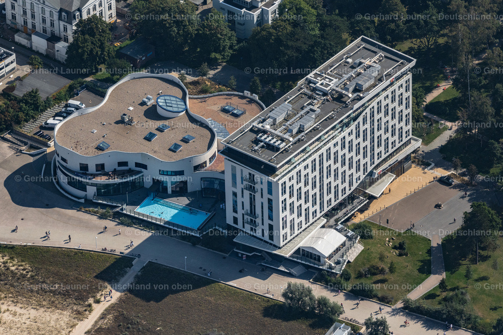 4061974 | ROSTOCKWarnemündeGebäude der Hotelanlage " a-ja Warnemünde. Das Resort " Zur Promenade in Rostock im Bundesland Mecklenburg-Vorpommern, Deutschland. Weiterführende Informationen bei: a-ja Resort und Hotel GmbH. // High-rise building of the hotel complex " a-ja Warnemuende. Das Resort " Zur Promenade in Rostock in the state Mecklenburg - Western Pomerania, Germany. Further information at: a-ja Resort und Hotel GmbH. Foto: Gerhard Launer