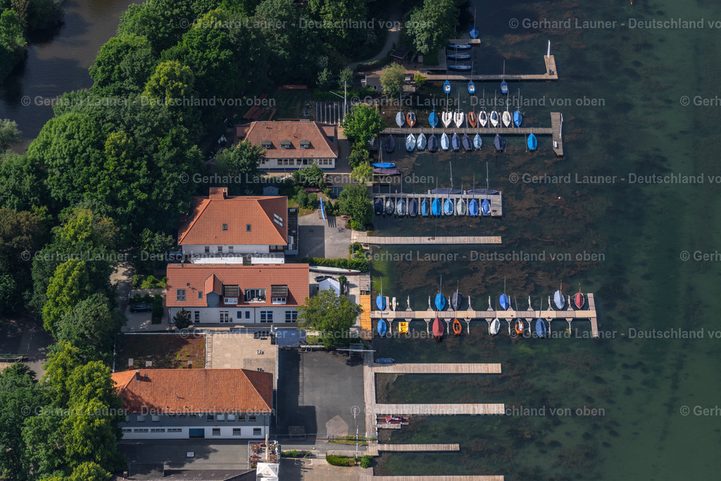 4031081 | HANNOVER 02.06.2020 Sportboot- Anlegestellen und Bootsliegeplätzen am Uferbereich mit Steganlagen von Hannoverscher Yachtklub, Frauen Ruder Club Hannover 1928 und dem Schüler-Ruderverein Hannover e.V. am Maschsee in Hannover im Bundesland Niedersachsen, Deutschland. // Pleasure boat marina with docks and moorings on the shore area with Steganlagen von Hannoverscher Yachtklub, Frauen Ruder Club Hannover 1928 and the Schueler-Ruderverein Hannover e.V. am Maschsee in Hannover in the state Lower Saxony, Germany. Foto: Gerhard Launer