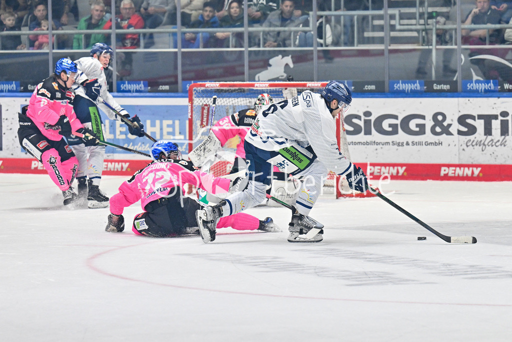 Augsburger Panther - Straubing Tigers | im Duell Riley McCOURT (Augsburger Panther #72) und Alex GREEN (Straubing Tigers #6) / Zweikampf / DEL: Augsburger Panther - Straubing Tigers, Curt Frenzel Stadiom am 20.10.2024
