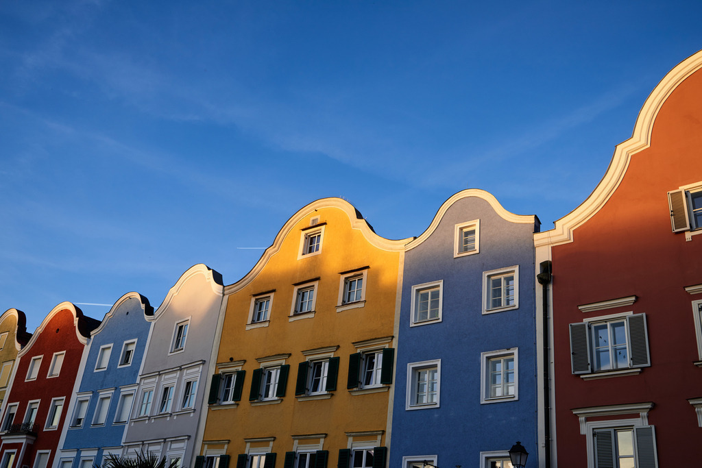 Silberzeile mit blauem Himmel | Schaerding, Austria - September 24, 2016: Silberzeile mit blauem Himmel. - Realisiert mit Pictrs.com