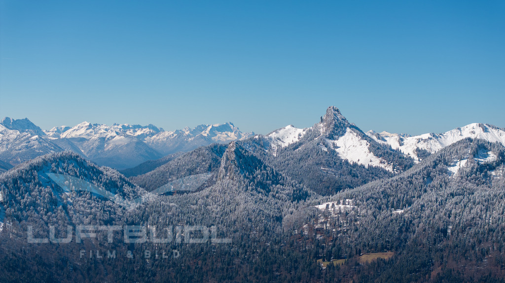 Blick gen Zugspitzgebirge; W38 | Grüneck, Leonhardstein, Ross- und Buchstein - Realisiert mit Pictrs.com