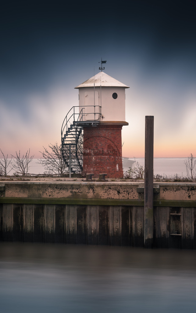 Leuchtturm klein Glücksstadt | Exklusive Hamburg collagen, tolle Segelbilder und viele weitere tolle Motive auf Leinwand, Poster, Alu-Dibond, u.v.m. findet Ihr bei uns auf hamburgbild.de. Findet Euer Wandbild für Euer Zuhause, Büro oder die  Praxis…. - Realisiert mit Pictrs.com