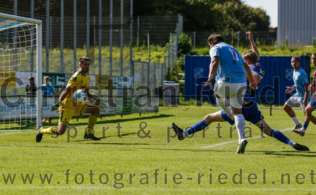 2023-09-16_085_FC_Langengeisling_gegen_TSV_Dorfen | Erding, Deutschland, 16.09.2023:
Fußball, Bezirksliga Oberbayern Ost 2023 / 2024, 9. Spieltag, FC Langengeisling gegen TSV Dorfen, Endergebnis: 3:1

Torwart Alexander Wolf (TSV Dorfen, #1), Florian Rupprecht (FC Langengeisling, #11)

Foto: Christian Riedel / fotografie-riedel.net
