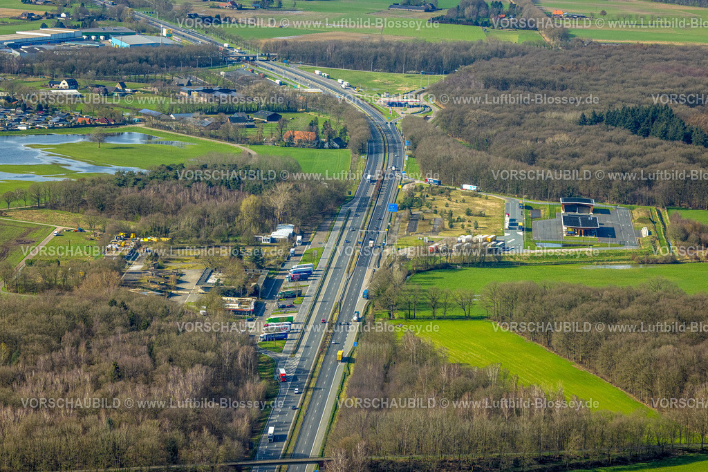 Emmerich240313481 | Luftbild, Deutsch Niederländische Grenze, Grenzübergangsstelle Elten, Raststätte Knauheide, Straßenverkehr Autobahn A3 und Autobahn A12 Niederlande, Wiesen und Felder,  Feldhuisen, Emmerich am Rhein, Nordrhein-Westfalen, Deutschland