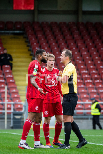 20241102_NSZ_5832 | Jamil Siebert (Fortuna Düsseldorf U23,No.04) (li.) im Gespräch mit Schiedsrichter Patrick Holz. In der Mitte Jan Boller (Fortuna Düsseldorf U23,No.05)DEU, Düsseldorf, 02.11.2024 Fußball, Regionalliga West, Saison 2024/2025, 14. Spieltag, Fortuna Düsseldorf U23 - SC Fortuna Köln - Realisiert mit Pictrs.com