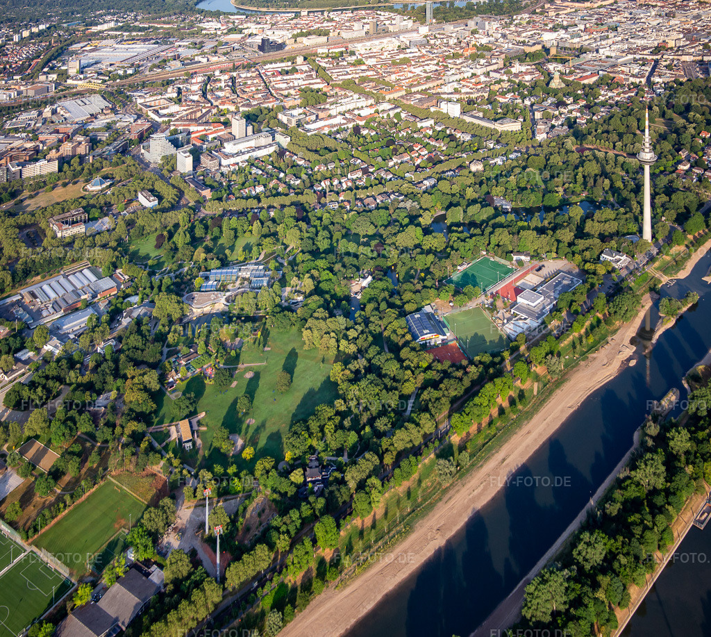 Luftbild: Luisenpark Mannheim mit Fernmeldeturm Mannheim am Neckar, Teil der Bundesgartenschau 2023 BUGA23  https://www.buga23.de/ im Ortsteil Oststadt in Mannheim im Bundesland Baden-Württemberg in Deutschland.Foto: IMG_136905.jpg vom 24.06.2023 durch Werner Riehm/FLY-FOTO.deAuflösung des Originals: 3955 x 3543 pxWWW.LUISENPARK.DE