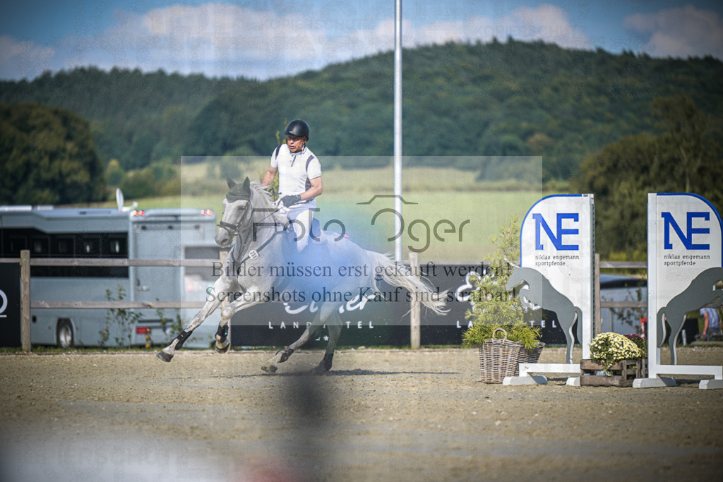 DOS_1945 | Entdecke hochwertige Reitturnierfotos von Foto Oger. Professionell, emotional und authentisch – jetzt Lieblingsmomente im Shop bestellen.Deutschlandweite Turnierfotografie. - Realisiert mit Pictrs.com