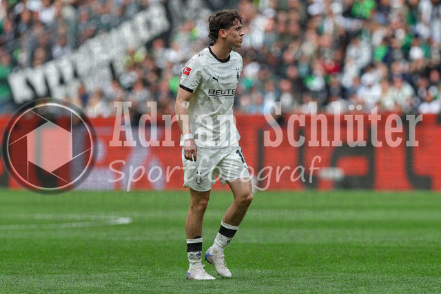 03.05.2026, GER, Fussball, Herren, 1. BL, Saison 2025/2026, Borussia Mönchengladbach - Borussia Dortmund | Philipp Sander (Borussia Mönchengladbach) schaut 