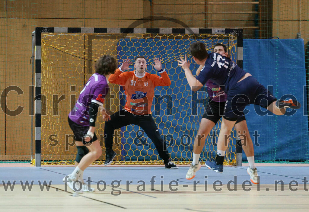 2023-12-09_023_SpVgg_Altenerding_gegen_TSV_Indersdorf | Erding, Deutschland, 09.12.2023:
Handball, Bezirksoberliga Männer 2023 / 2024, 10. Spieltag, SpVgg Altenerding gegen TSV Indersdorf, Endergebnis: 42:25

Jabob Köhler (SpVgg Altenerding, #6), Ferdinand Mayer (SpVgg Altenerding, #97), Andreas Reuther (TSV Indersdorf, #17)

Foto: Christian Riedel / fotografie-riedel.net