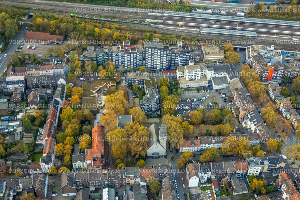 Gelsenkirchen231102900 | Luftbild, Hauptbahnhof Hbf, Wohngebiet mit Hochhaus und Städtische Tageseinrichtung für Kinder und Familienzentrum und Wiehagenschule Offene Ganztagsschule, umgeben von herbstlichen Laubbäumen, Neustadt, Gelsenkirchen, Ruhrgebiet, Nordrhein-Westfalen, Deutschland