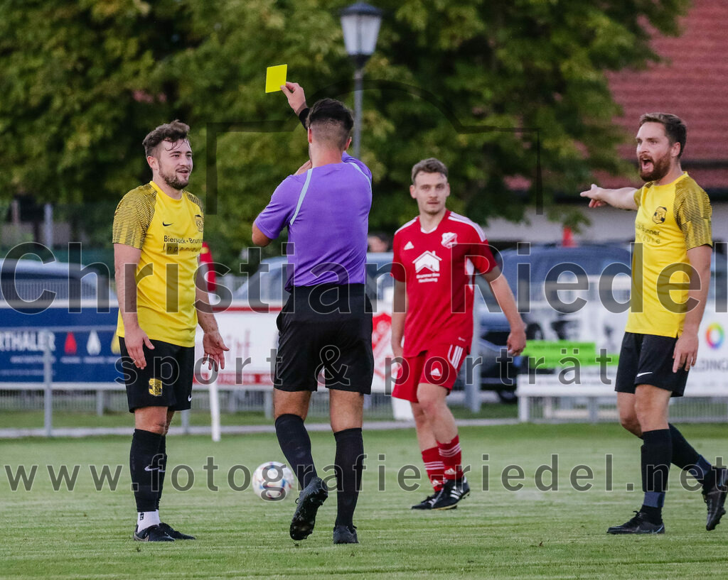 2023-09-07_056_FC_Finsing_gegen_FC_Moosinning_II | Finsing, Deutschland, 07.09.2023:
Fußball, Kreisliga 2023 / 2024, 8. Spieltag, FC Finsing gegen FC Moosinning II, Endergebnis: 3:0

Gelbe Karte für Sebastian Schmid (FC Moosinning, #6)
Sebastian Schmid (FC Moosinning, #6), Schiedsrichter Noar Aliu, Stefan Erl (FC Moosinning, #18)

Foto: Christian Riedel / fotografie-riedel.net