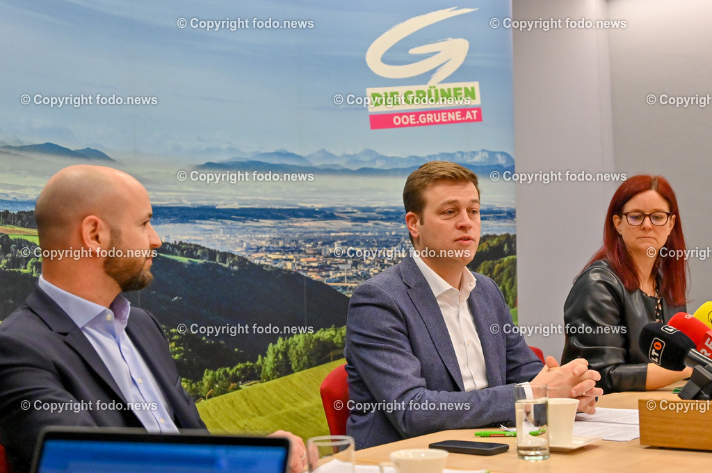 Pressekonferenz Die Grünen OÖ_ Energieoffensive für OÖ 2023_ 16.01.2023-10 | 16.01.2023, Presseclub Linz, AUT, Pressekonferenz Die Gruenen Ooe, Schwarz-Blau rutscht mit gewohnter Klimaschutz-Blockade ins neue Jahr - Gruene widmen 2023 der umfassenden Energieoffensive für Oberoesterreich und praesentieren weitere Schwerpunkte im Bild Severin Mayr (Die Gruenen, Klubobmann), LR Stefan Kaineder (Die Gruenen), Ursula Roschger (Die Gruenen, Landesgeschaeftsfuehrerin)