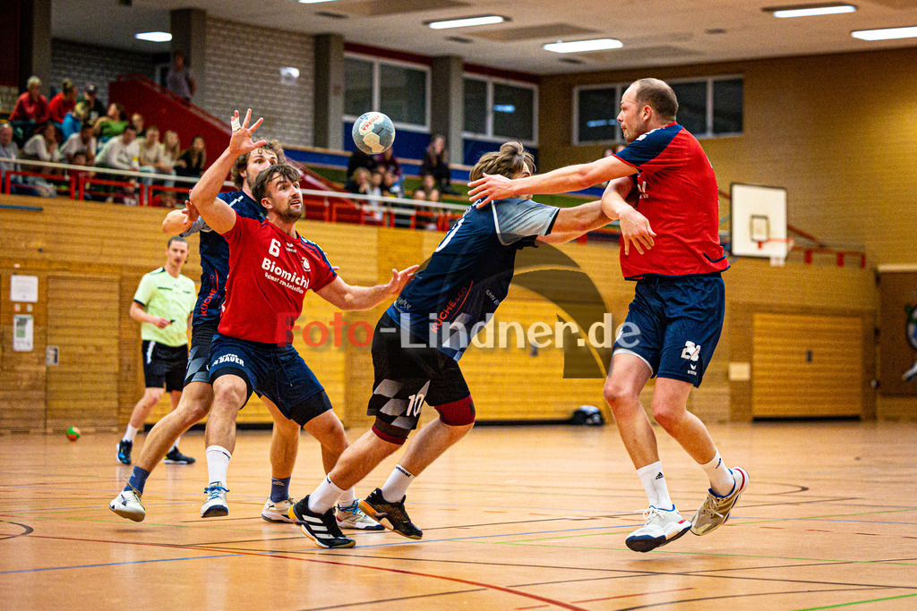 TSV Weiheim gegen TSV Herrsching II | Handball Bezirksoberliga Herren 2025/26, TSV Weiheim gegen TSV Herrsching II, 20251025,Pass auf Andreas KUNZ (TSV Weilheim 6),2025-10-25 in Weilheim (Jahnhalle)Andreas TÜRK (TSV Herrsching II 5), Andreas KUNZ (TSV Weilheim 6), Kai HOFFMANN (TSV Herrsching II 10), Maximilian OSTHÖVER (TSV Weilheim 24)Copyright: WolfgangxLindner
