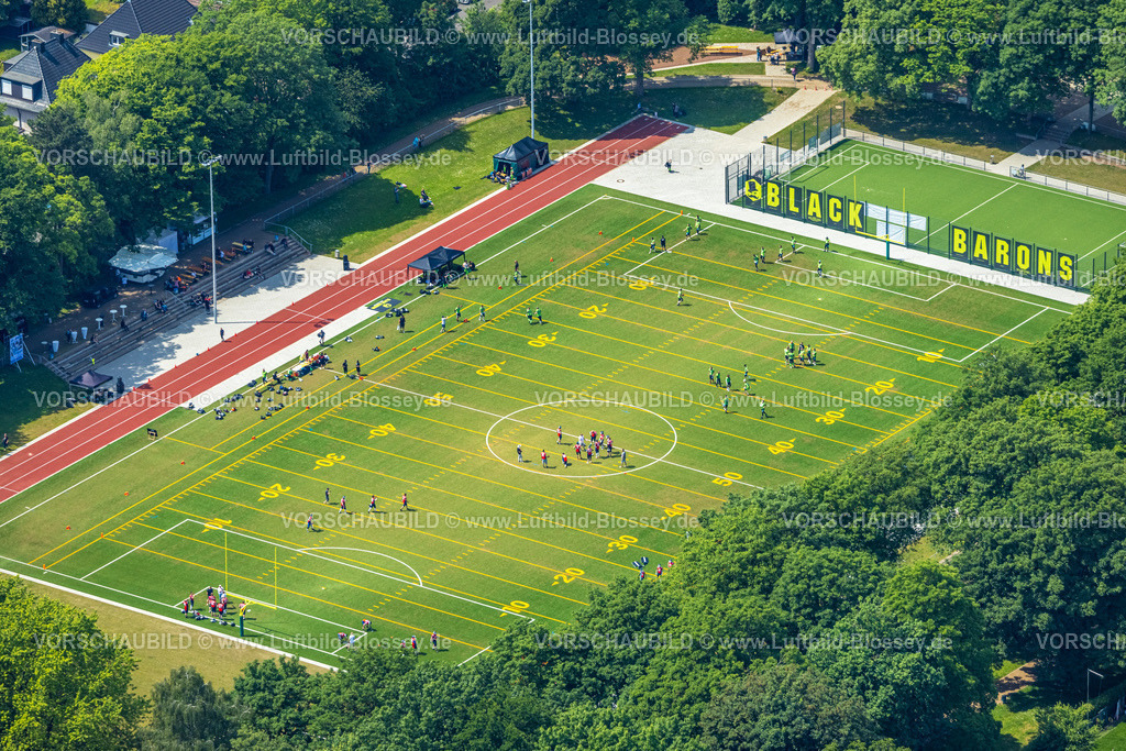 Herne220503248 | Luftbild, Die Herne Black Barons auf dem American Football Spielfeld, Horststadion Herne, Holsterhausen, Herne, Ruhrgebiet, Nordrhein-Westfalen, Deutschland