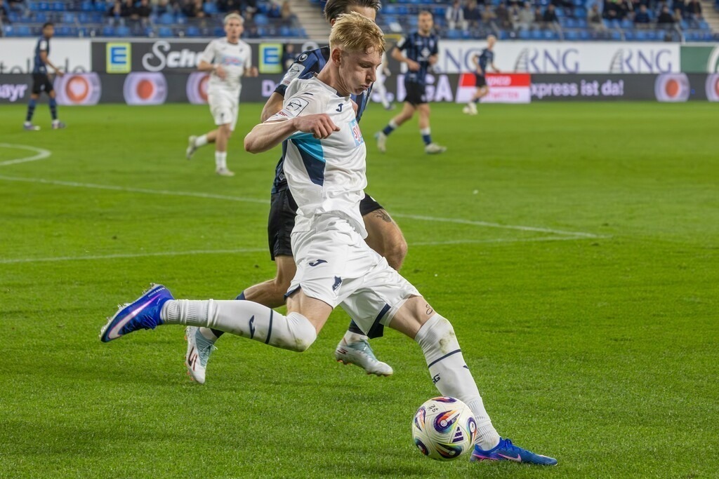 Fußball 3. Liga, Saison 2025/26, 32. Spieltag: Waldhof Mannheim gegen TSG Hoffenheim II | Fußball 3. Liga, Saison 2025/26, 32. Spieltag: Waldhof Mannheim gegen TSG Hoffenheim II***Am Ball: Oskar Hencke (19, Hoffenheim) - Realisiert mit Pictrs.com