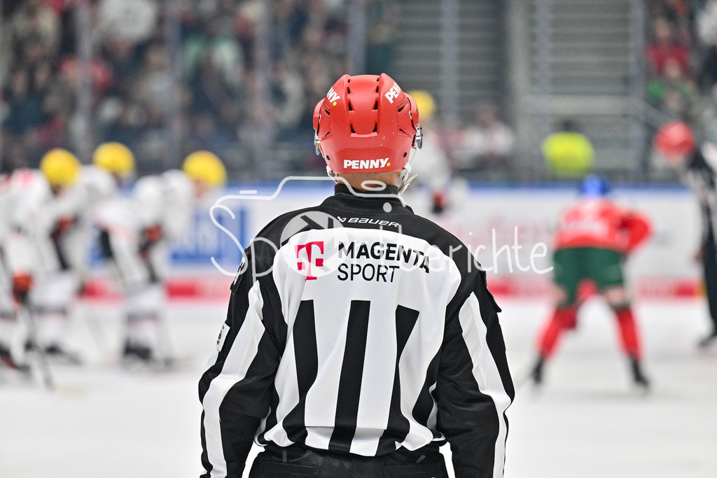 Augsburger Panther - Löwen Frankfurt | der LInienrichter der Partie in Aktion / Penny / Pennydel / Magentasport / symbolbld / DEL: Augsburger Panther - Löwen Frankfurt, Curt Frenzel Stadiom am 11.10.2024