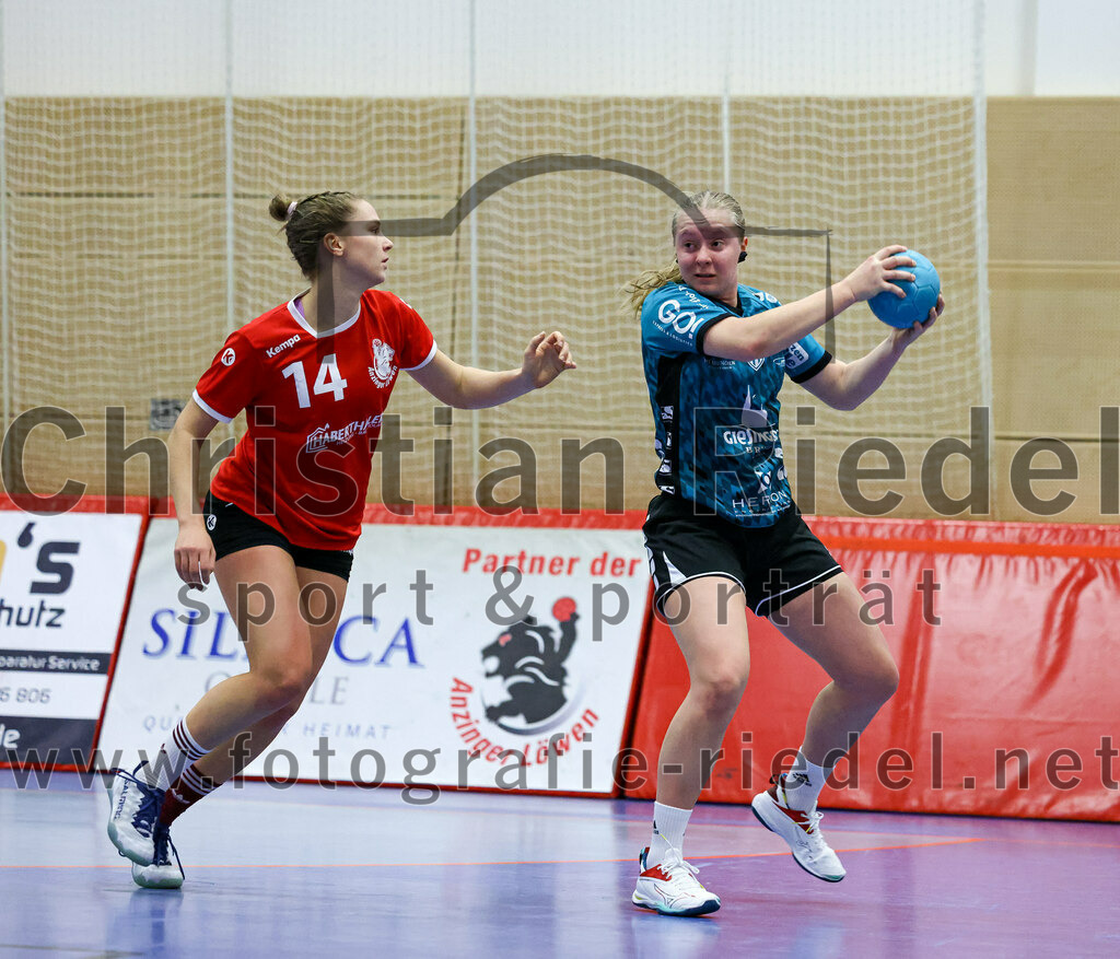 2022-11-27_114_SV_Anzing_gegen_HT_Muenchen_II | Anzing, Deutschland, 27.11.2022:
Handball, Bezirksliga 2022 / 2023, 7. Spieltag, SV Anzing gegen HT München II, Endergebnis: 28:32

Elena Holzmann (SV Anzing, #14), Stephanie Rühl (HT München, #20)

Foto: Christian Riedel / fotografie-riedel.net