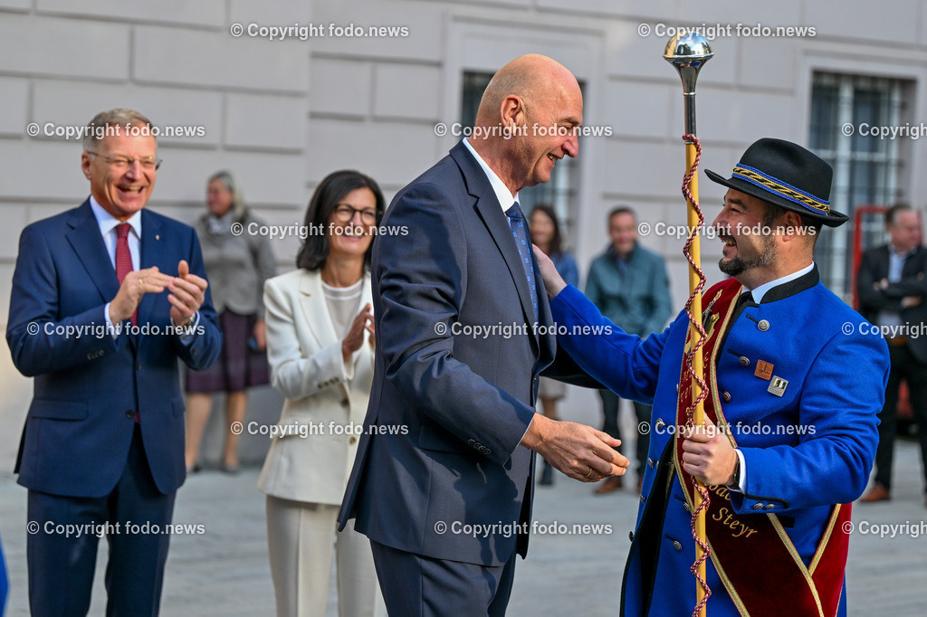 Landhaus Linz_ Promenade_ Landtagssitzung_ 24.10.2024-4 | 24.10.2024, Landhaus Linz AUT, Promenade, Landtagssitzung, im Bild LR Christian Doerfel (VP) mit der Blasmusikkapelle von Steinbach an der Steyr