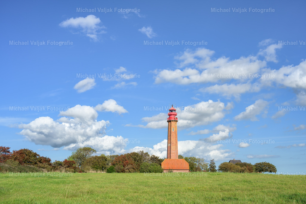 Leuchtturm Flügge auf Fehmarn | Der Leuchtturm Flügge auf Fehmarn ist ein beliebtes Ausflugsziel für Besucher der Ostseeinsel. Er wurde 1916 erbaut und ist 37,5 Meter hoch. Von seiner Aussichtsplattform aus hat man einen herrlichen Blick über die Küste und das Meer. Der Leuchtturm ist noch in Betrieb und sendet alle 15 Sekunden ein weißes Lichtsignal aus. Er ist auch ein wichtiger Orientierungspunkt für die Schifffahrt in der Fehmarnbelt-Region. - Realisiert mit Pictrs.com
