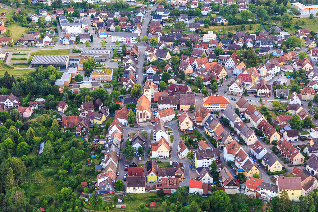 Luftbild: Ortskern mit Evangelischer Kirche in Dornhan im Bundesland Baden-Württemberg in Deutschland. – Foto: IMG_149110.jpg vom 28.06.2025 durch Werner Riehm/FLY-FOTO.de – Auflösung des Originals: 5472 x 3648 px – Evangelische Kirchengemeinde Dornhan