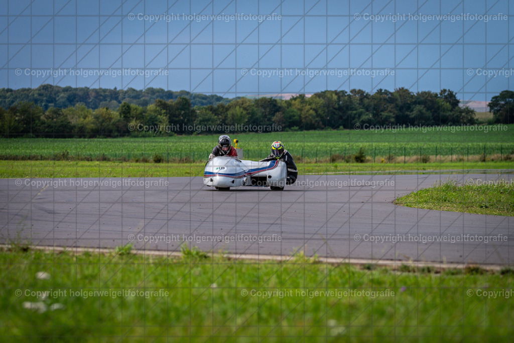 Renngespann | Foto vom 3. Classic Motor Weekend 18. - 20. August 2023 auf dem Flugplatz in Obermehler - Realisiert mit Pictrs.com