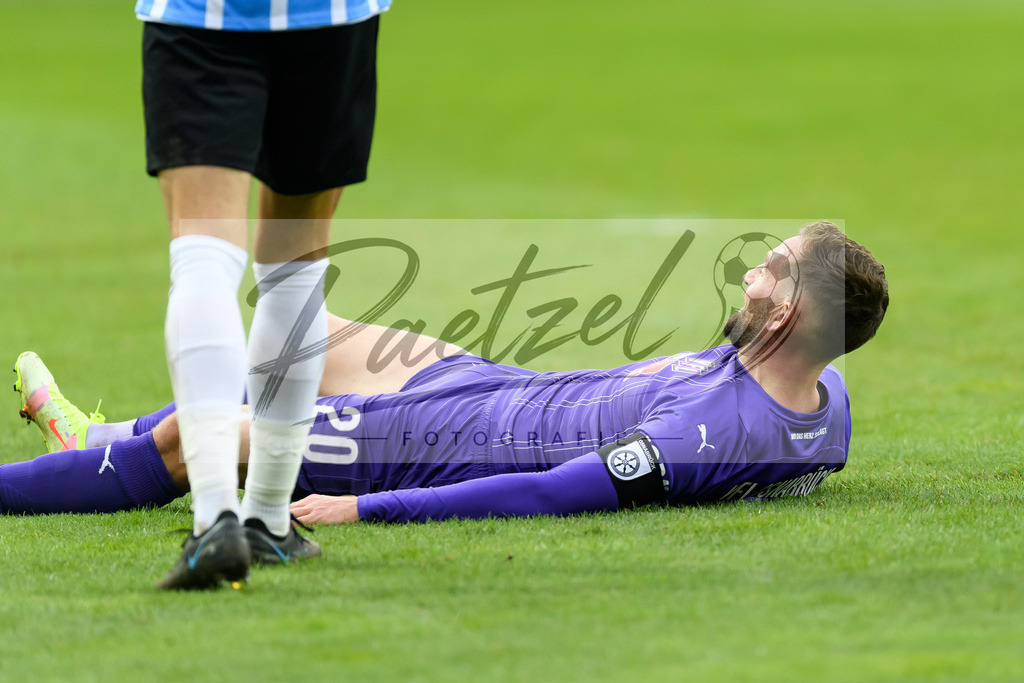 OSNTSV20211106_106 | Fussball, Herren: Marc Heider (VfL Osnabrueck) am Boden bei dem Spiel der 3. Liga zwischen VfL Osnabrueck und TSV 1860 Muenchen im Stadion an der Bremer Bruecke am 06.11.2021 in Osnanbrueck, Deutschland.DFB / DFL REGULATIONS PROHIBIT ANY USE OF PHOTOGRAPHS AS IMAGE SEQUENCES AND/OR QUASI-VIDEO. - Realisiert mit Pictrs.com