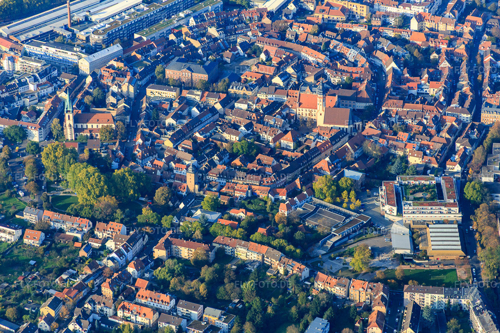 Luftbild: Altstadt aus Süden im Ortsteil Durlach in Karlsruhe im Bundesland Baden-Württemberg in Deutschland. Foto: IMG_075398.jpg vom 26.10.2014 durch Werner Riehm/FLY-FOTO.deAuflösung des Originals: 5472 x 3648 px
