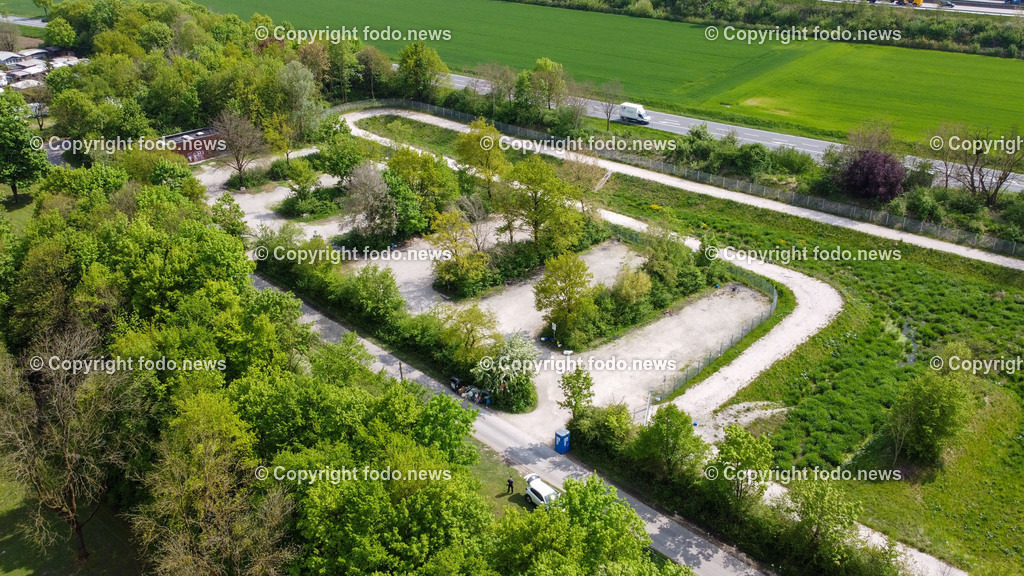 Pichlingersee_ Roma_ Sinti_ Camping_ Linz_ 03.05.2023-30 | 03.05.2023, Pichlingersee, AUT, Roma, Sinti, Camping, im Bild zurueckgelassene Campingflaeche, Mist, Muell, WC Anlage, Toilette, Kanister, Drohne