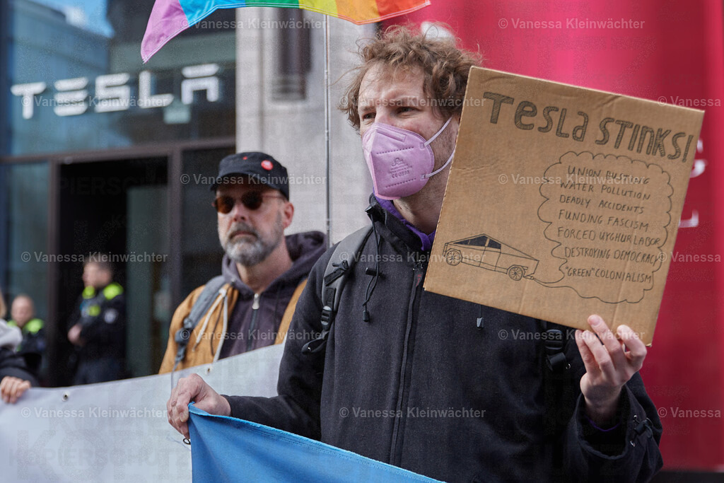 250405_TeslaTakedown_02 | "Tesla Takedown" rally against Musk and facism in front of the Tesla Store in Berlin, Germany. Germany also has a Tesla factory ~30km from Berlin. - Realisiert mit Pictrs.com