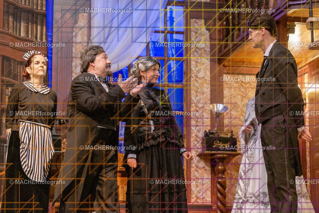 311_MFL-2025 | Portraitbilder von Regisseur; Darsteller; Techniker; Maske; Kostüme; Chor; Musiker; Bilderserie der Generalprobe und der Premierenvorstellung, Szenenbilder; Ausdrucksstudien; Bühnenüberblick; Bühnenkulissen; Pressefotos inkl. Redaktionsfoto Darstellergruppe.