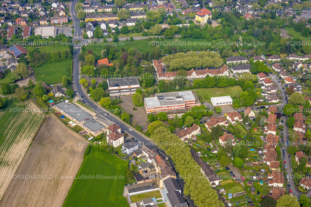 Herne240500202 | Luftbild, Realschule Sodingen und Sporthalle Castroper Straße, Häusergruppe Teutoburgiahof mit Baum-Grünfläche im Innenhof, Feuerwehr Gerätehaus Ost Freiwillige Feuerwehr, links Kindergarten  Kita Castroper Straße, Börnig, Herne, Ruhrgebiet, Nordrhein-Westfalen, Deutschland