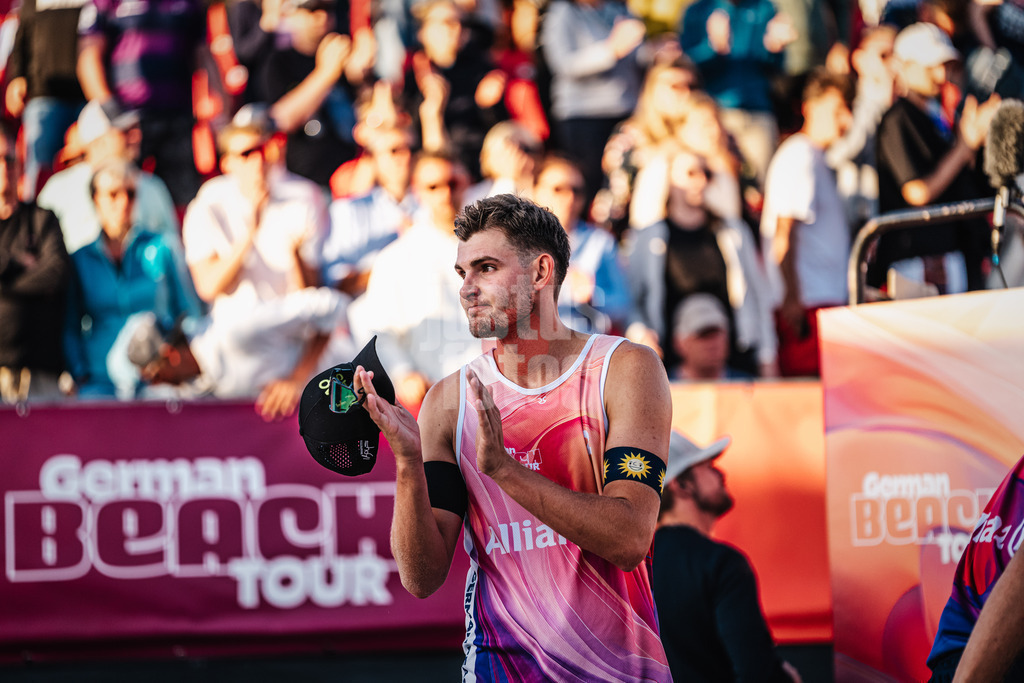 Beachvolleyball | Männer  | Allianz German Beach Tour 2024 | Tourstop Kühlungsborn | 10.08.2024 | Benedikt Sagstetter applaudiert den Fans