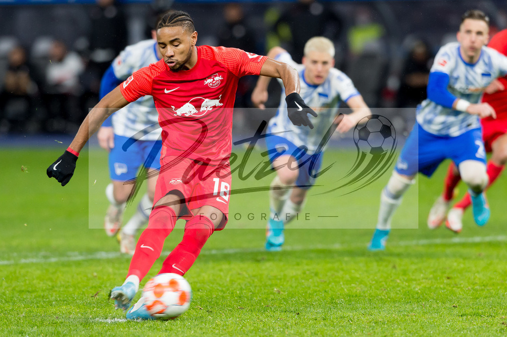 BSCRBL20220220_079 | Fussball, Herren: Christopher Nkunku (RB Leipzig) erzielt das Tor zum 1:2 bei dem Spiel der 1. Bundesliga zwischen Hertha BSC und RB Leipzig im Olypiastadion am 20.02.2022 in Berlin, Deutschland.DFB / DFL REGULATIONS PROHIBIT ANY USE OF PHOTOGRAPHS AS IMAGE SEQUENCES AND/OR QUASI-VIDEO. - Realisiert mit Pictrs.com