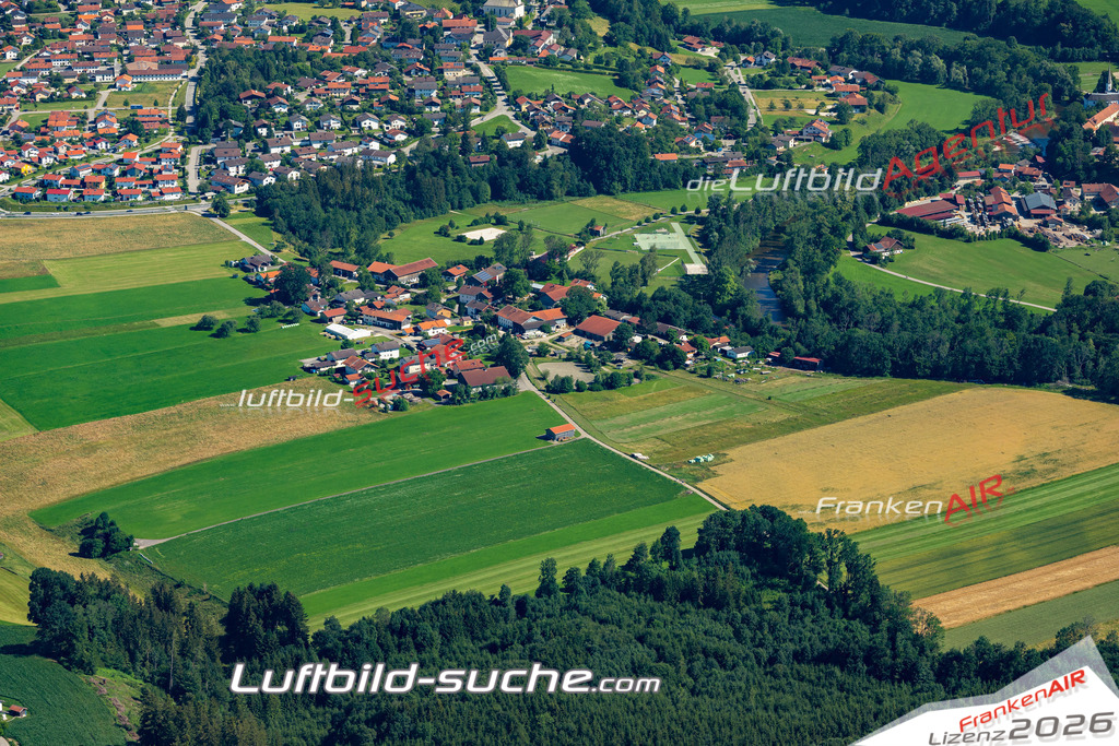 Aktuelles Luftbild von Hörzing Traunreut - Die Luftaufnahme wurde 2022 mittels UL-Flugzeug erstellt ( keine Drohne ) - hochauflösende Kamera-Systeme von  Canon -Beste Qualität - Für grossformatige Ausdrucke geeignet. Die Geschenkidee !