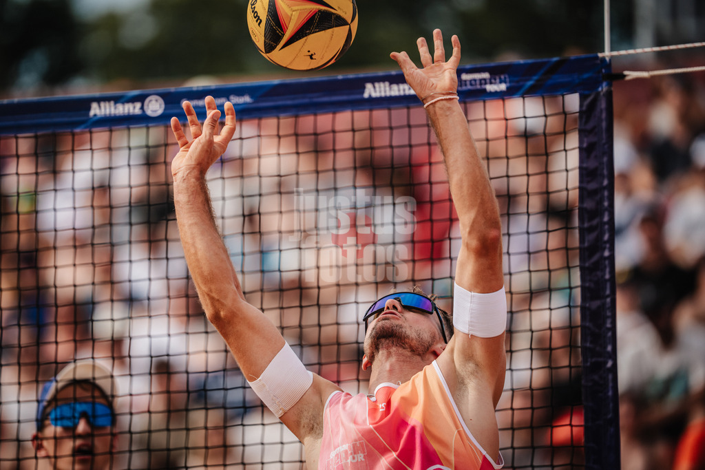Beachvolleyball | Männer | Allianz German Beach Tour 2025 | Tourstop München | 05.07.2025 | Zuspiel von Jonas Sagstetter